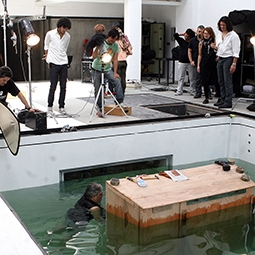 Realización de escenografía y utilería para producciones fotográficas y filmaciones en el Studio 03 - Underwater en BUBBLESTUDIOS.