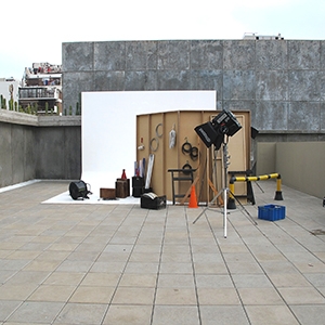 Escenografía realizada por BUBBLESTUDIOS para las fotos de la marca de calzado femenino Heyas en el Rooftop.